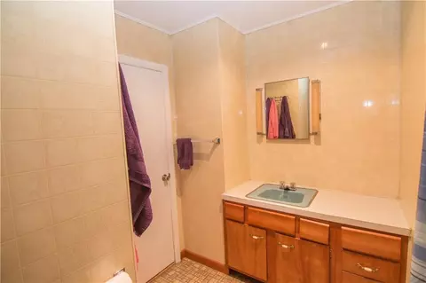Bath - 2533 Ohio St, Hermon, ME 04401 photo 1 of 2
