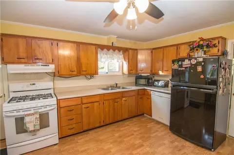 Kitchen - 2533 Ohio St, Hermon, ME 04401 photo 2 of 6