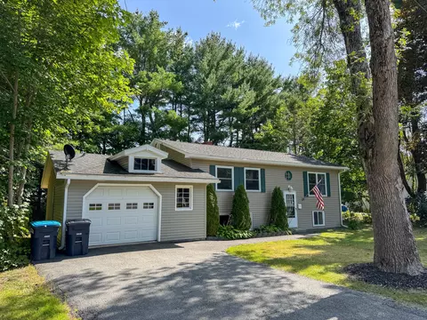 7 Pinewood St, Orono, ME 04473