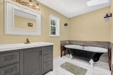 Bath - 135 Brookside Dr, Warren, ME 04864 photo 2 of 3