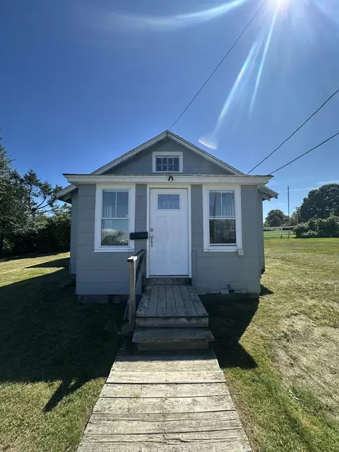 8 Michenor St, Eastport, ME 04631