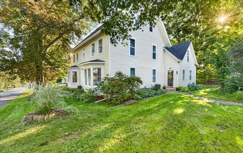 9 School St, Stockton Springs, ME 04981