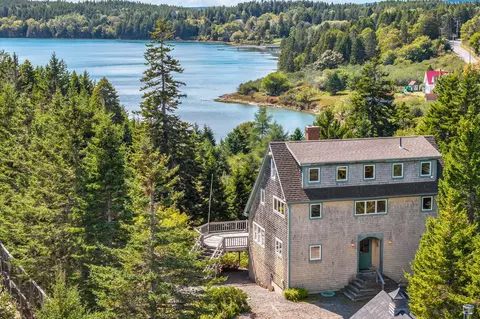 7 Minturn Rd, Swans Island, ME 04685