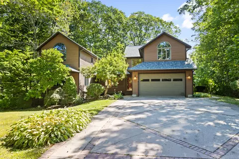 2 Robinhood Rd, Cape Elizabeth, ME 04107