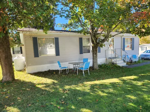 28 Pinehill Mhp Rd #28, Berwick, ME 03901