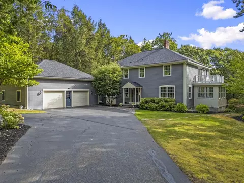 8 Fox Run Rd, Falmouth, ME 04105