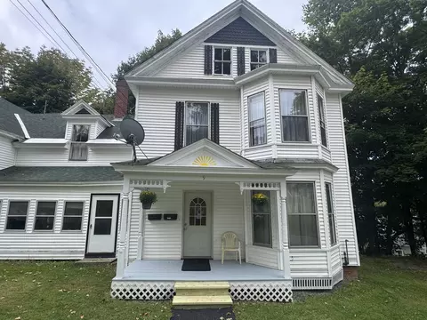 9 High St, Dexter, ME 04930