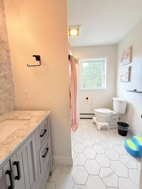 Bath - 7 Flagship Ln, Windham, ME 04062 photo 4 of 10