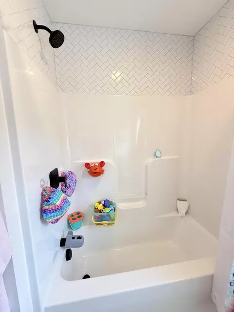Bath - 7 Flagship Ln, Windham, ME 04062 photo 3 of 10