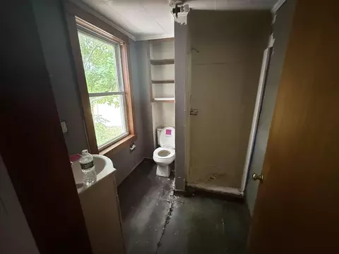 Bath - 42 Maple St, Brewer, ME 04412 photo 1 of 1
