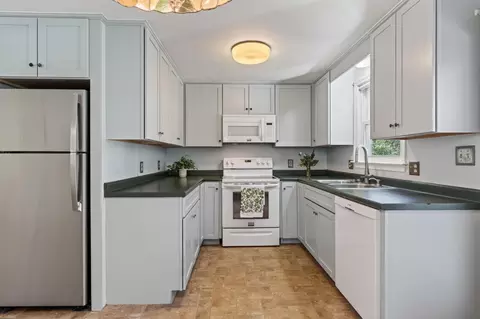 19 Ellen Cir, Yarmouth, ME 04096