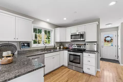Kitchen - 4 Captain Thomas Dr, Windham, ME 04062 photo 2 of 4
