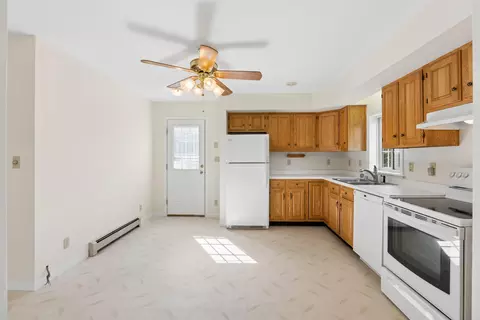 Kitchen - 29 Riverside Rdg, Windham, ME 04062 photo 4 of 5
