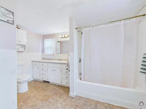 Bath - 191 School St, Unity, ME 04988 photo 1 of 1
