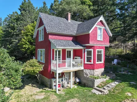 9 Cottage Ln, Stonington, ME 04681