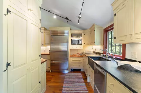 Kitchen - 2 Plummer Ln, Kennebunk, ME 04043 photo 3 of 7