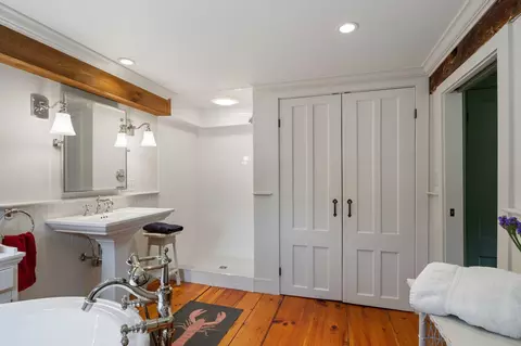 Bath - 2 Plummer Ln, Kennebunk, ME 04043 photo 2 of 4