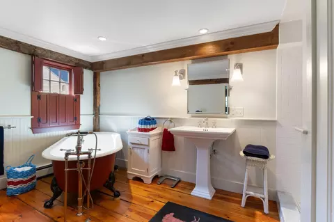 Bath - 2 Plummer Ln, Kennebunk, ME 04043 photo 1 of 4
