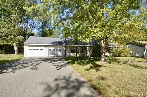 16 Oak St, Newport, ME 04953