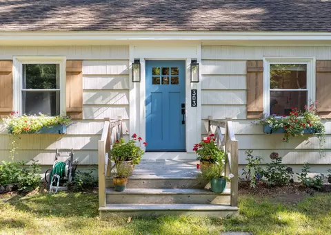 303 Middle Rd, Falmouth, ME 04105