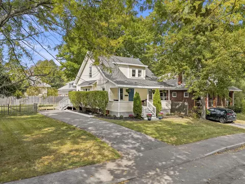 52 Dennett St, Portland, ME 04102