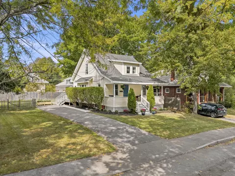 52 Dennett St, Portland, ME 04102