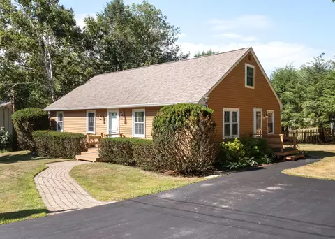 9 Elmwood Ave, Yarmouth, ME 04096