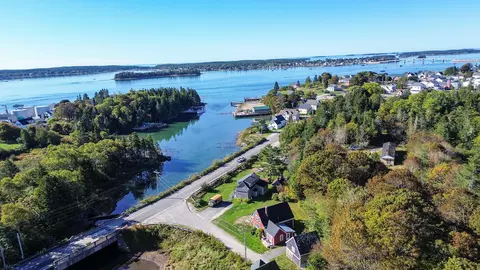 8 Island St, Jonesport, ME 04649