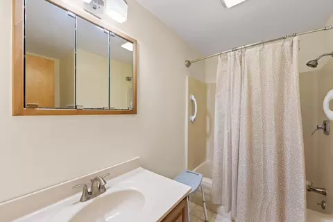 Bath - 18 Duncan Rd, Augusta, ME 04330 photo 1 of 3