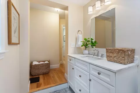 Bath - 12 Kendall Ln #B, Freeport, ME 04032 photo 3 of 3