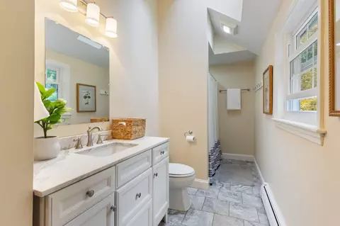 Bath - 12 Kendall Ln #B, Freeport, ME 04032 photo 2 of 3