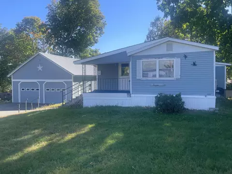 16 Pine St, Dexter, ME 04930