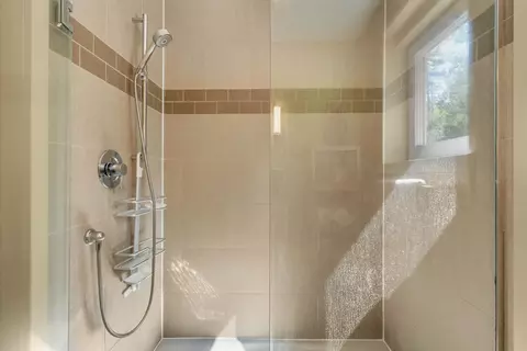 Bath - 55 Intervale Rd, Freeport, ME 04032 photo 3 of 6