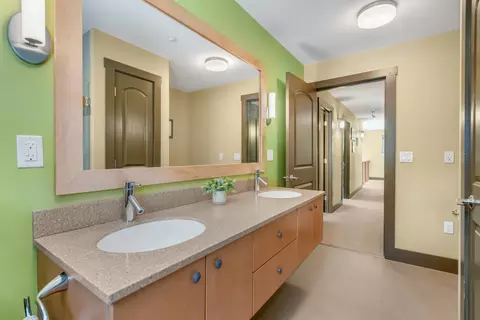 Bath - 55 Intervale Rd, Freeport, ME 04032 photo 1 of 6
