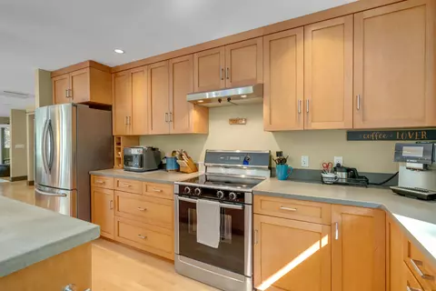 Kitchen - 55 Intervale Rd, Freeport, ME 04032 photo 4 of 7
