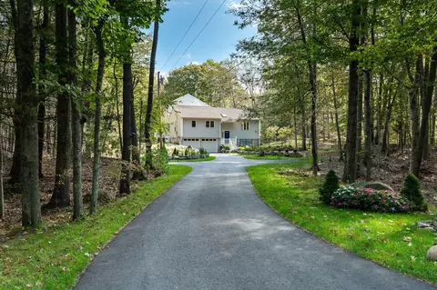 27 Pocahontas Rd, Kittery Point, ME 03905