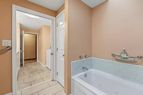 Bath - 29 Ivanhoe Dr, Topsham, ME 04086 photo 2 of 4