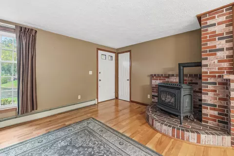 Living - 29 Ivanhoe Dr, Topsham, ME 04086 photo 2 of 4