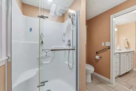 Bath - 29 Ivanhoe Dr, Topsham, ME 04086 photo 1 of 4