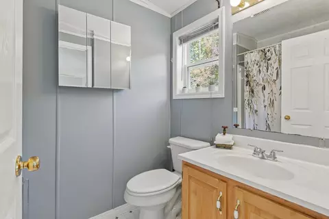 Bath - 148 Middle Rd, Dresden, ME 04342 photo 2 of 3
