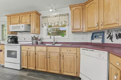 Kitchen - 148 Middle Rd, Dresden, ME 04342 photo 2 of 4