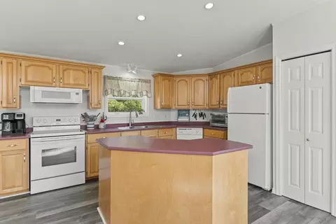 Kitchen - 148 Middle Rd, Dresden, ME 04342 photo 3 of 4