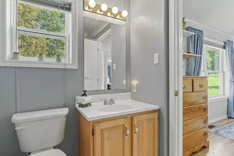 Bath - 148 Middle Rd, Dresden, ME 04342 photo 1 of 3