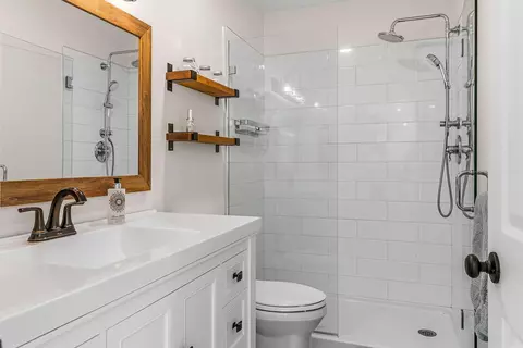 Bath - 327 Shore Rd #3, Ogunquit, ME 03907 photo 1 of 3