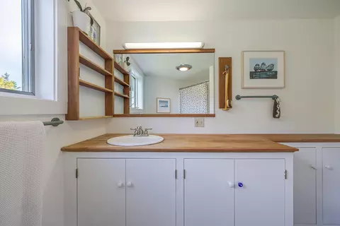 Bath - 436 Flye Point Rd, Brooklin, ME 04616 photo 1 of 2