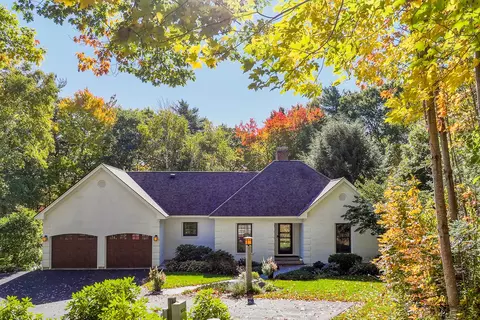 4 Wellington Dr, Rockport, ME 04856