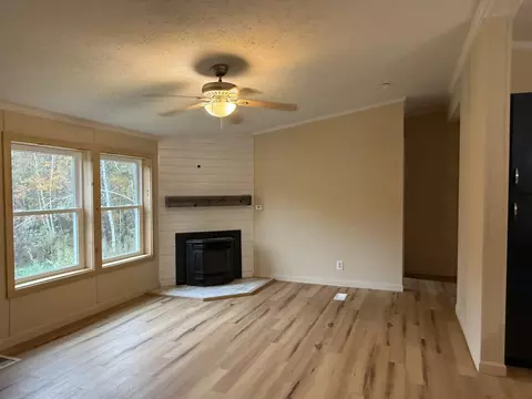 Living - 10 Taryn Dr, Dresden, ME 04342 photo 1 of 2