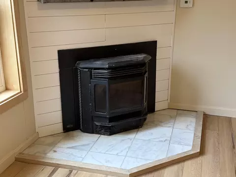 Living - 10 Taryn Dr, Dresden, ME 04342 photo 2 of 2
