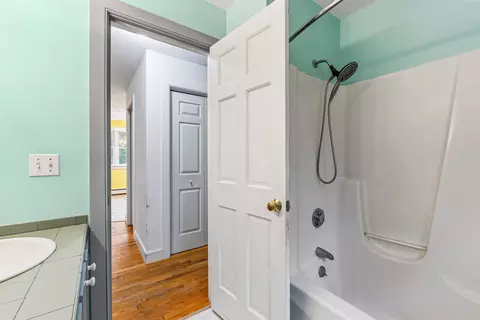 Bath - 70 Glenview Rd, Freeport, ME 04032 photo 1 of 2