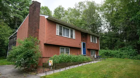 63 Mallett Dr, Topsham, ME 04086